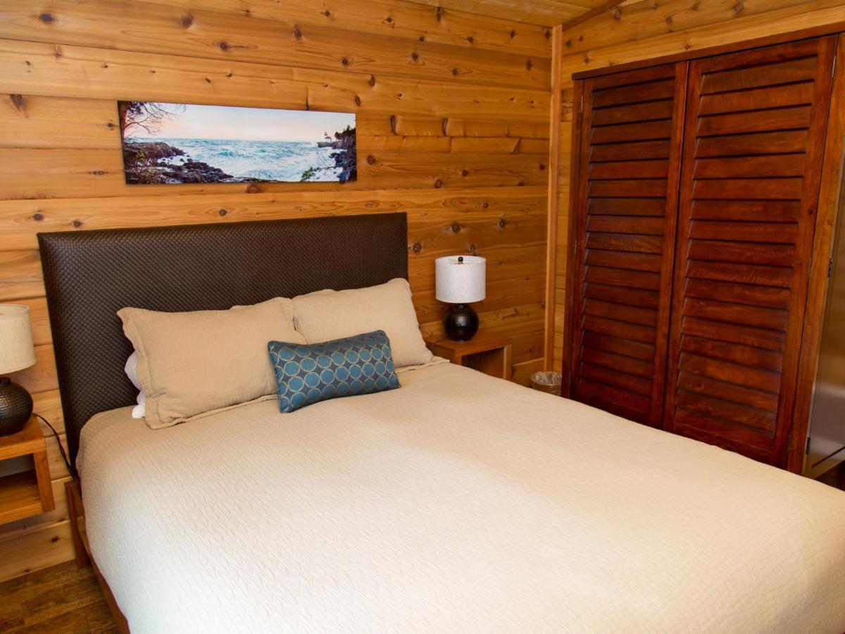 Snug Harbor Resort And Marina Фрайдей Харбър Стая снимка