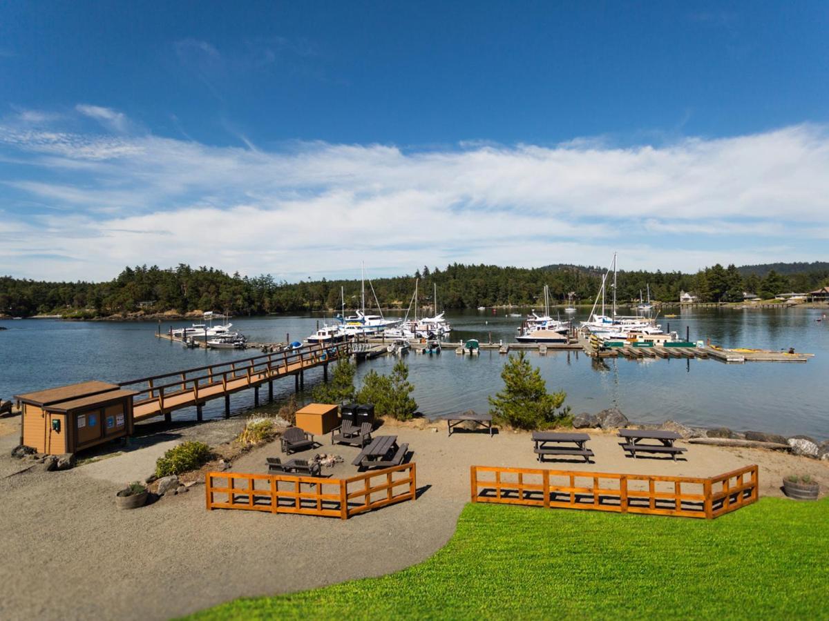 Snug Harbor Resort And Marina Фрайдей Харбър Екстериор снимка